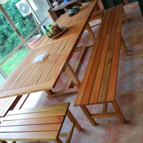 Conjunto de mesa fija y 6 bancos sin respaldo para 10 o 12 comensales