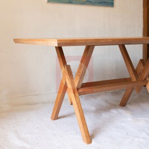 Mesa de comedor con patas cruzadas